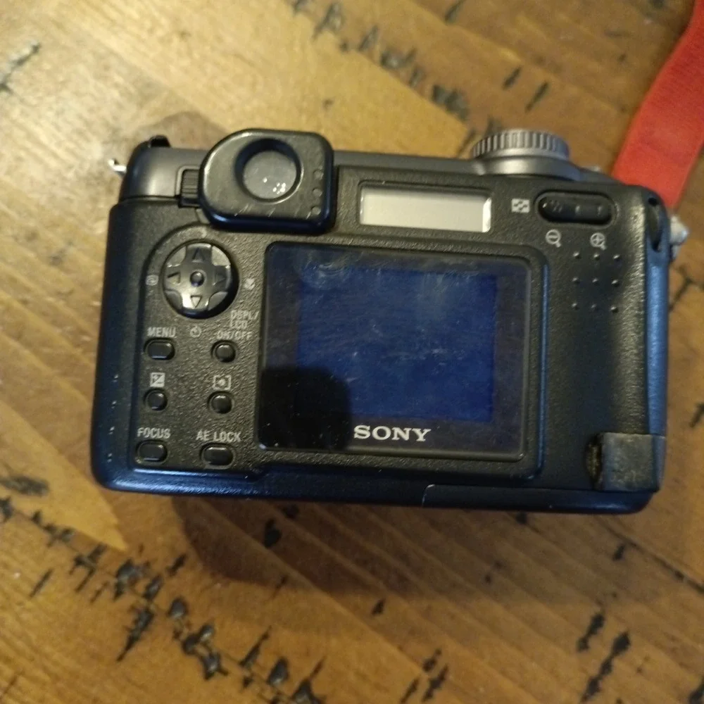 Sony Cyber-shot DSC-S85 4.1MP Digital Camera Black Untested For Parts r1